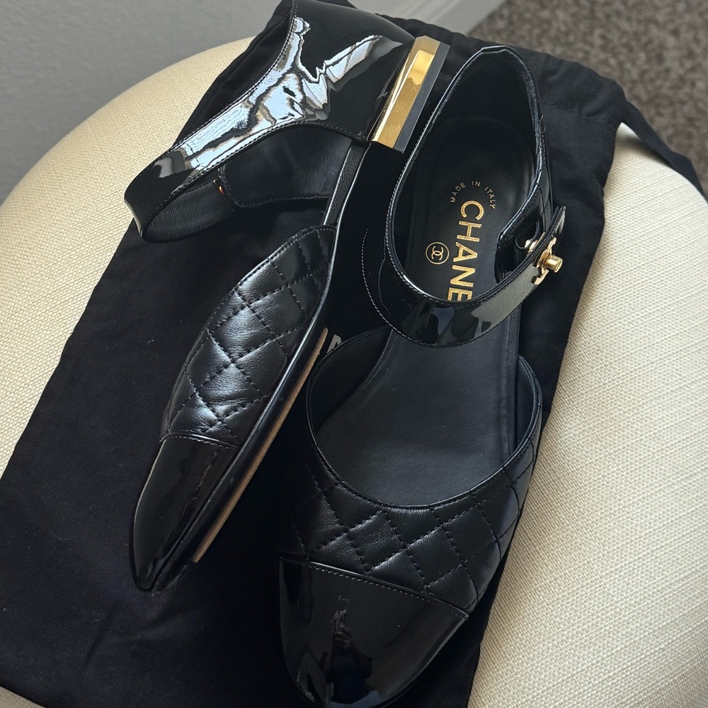 CHANEL Black Patent Leather Quilted Flats - Picture 3 of 3